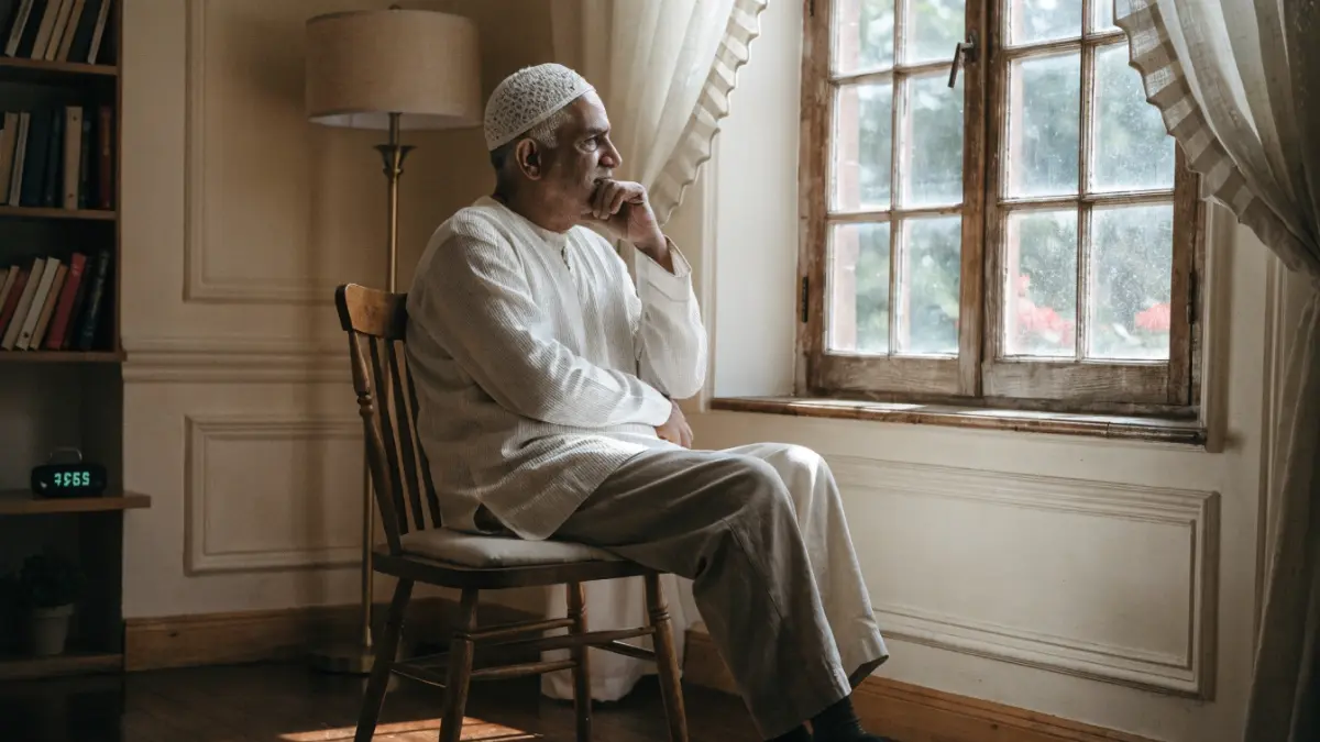 Un homme calme assis sur un banc pour ajuster sa routine ramadan