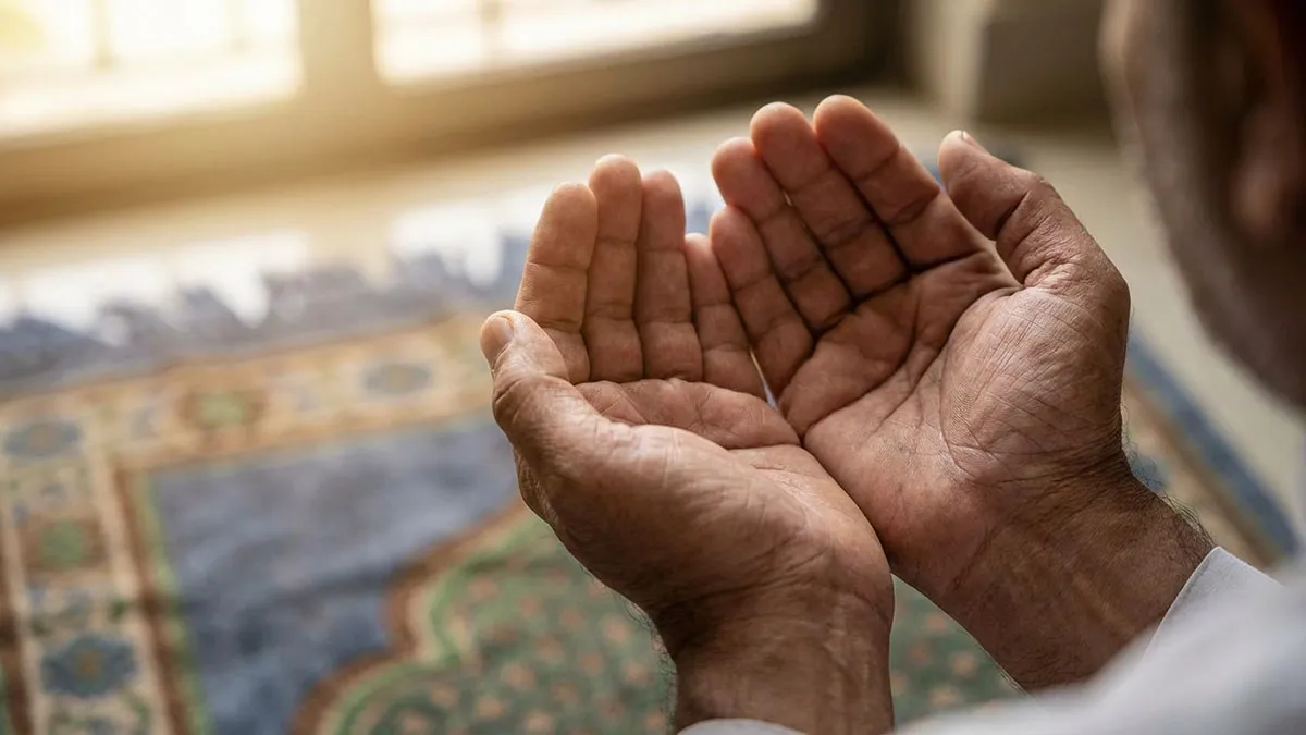 Mains d'un homme en position de douas pour ses invocations du matin