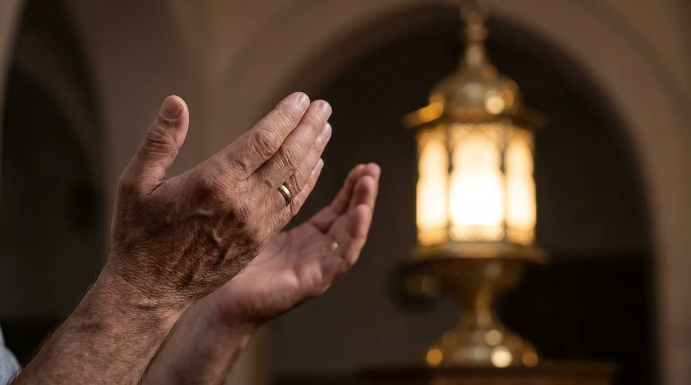 Mains d'un homme levées en dou'a pour bien finir Ramadan.