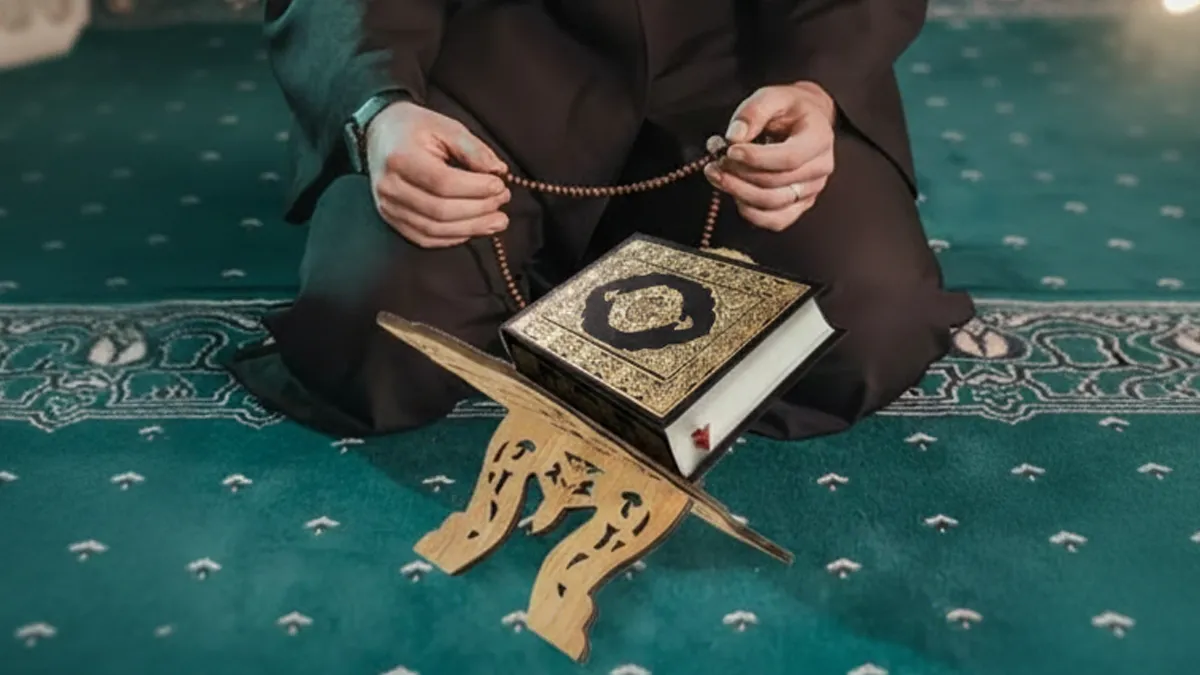 Gros plan sur les pages du Coran avec des sourates courtes