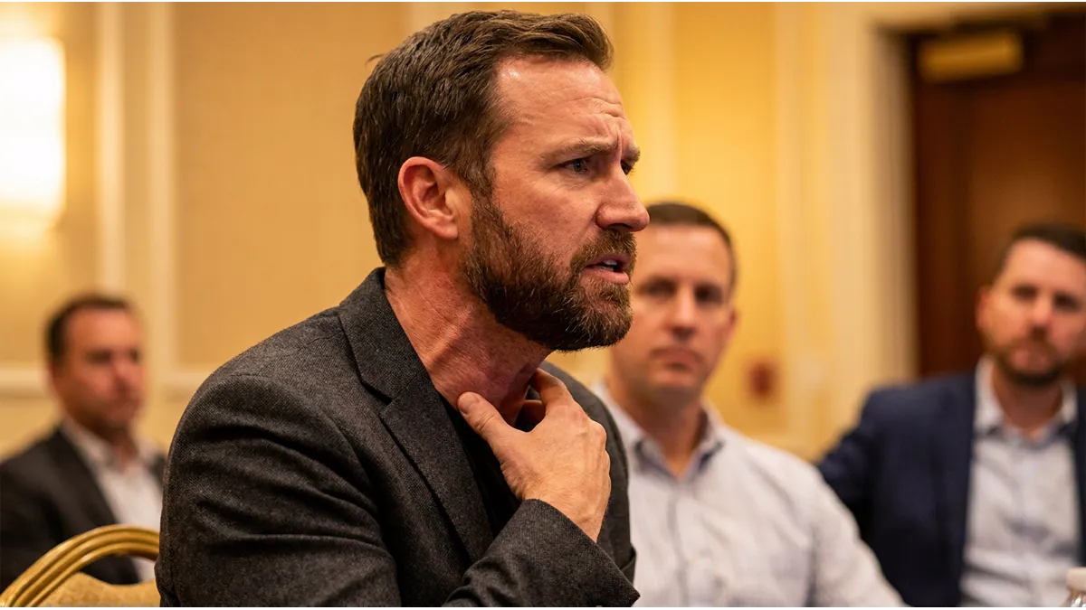 Gros plan sur un homme se concentrant pour prononcer la lettre Ayn, l'une des lettres arabes difficiles pour les francophones.