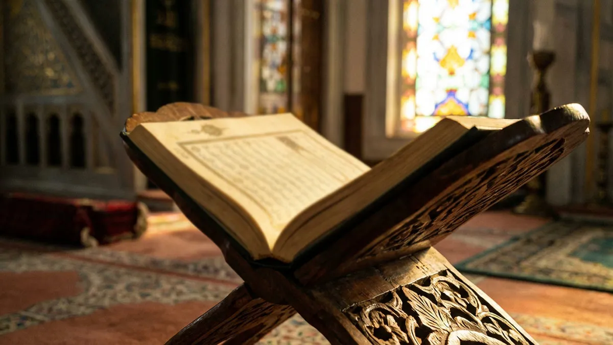 Coran ouvert sur un support en bois pour puiser des rappels islamiques