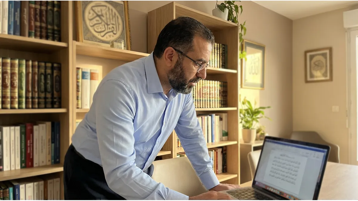 Un homme professionnel devant son ordinateur pour traduire du français vers l'arabe avec soin