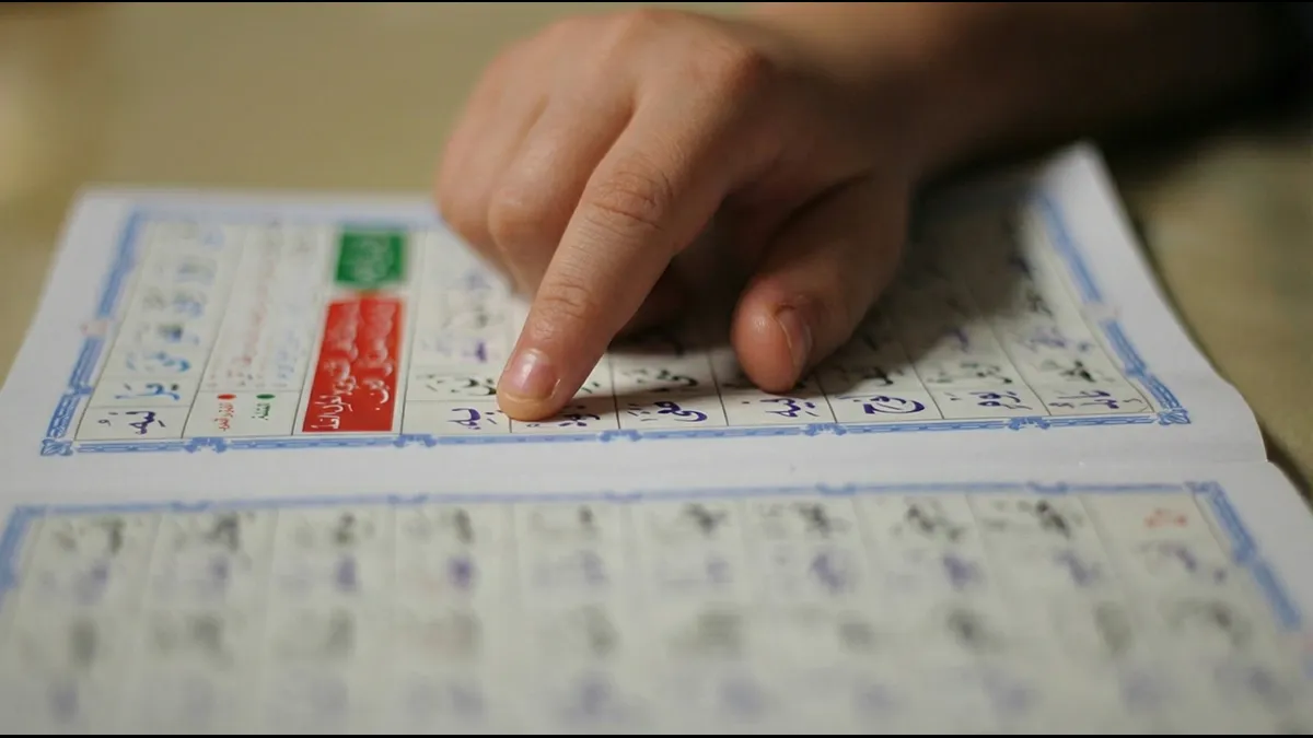 Étudiant apprenant la lecture du Coran avec la méthode Nourania à l’aide d’un livre Qaida Nourania